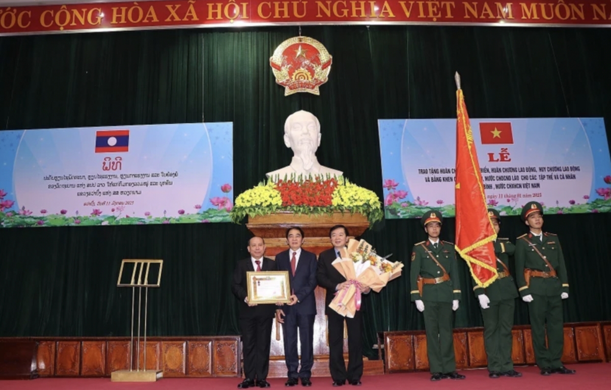 Laos honours Hoa Binh collectives, individuals for education project